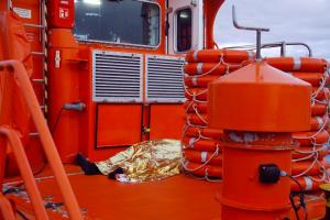 El fallecido yace en el barco de Salvamento.