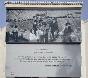 Mural que reproduce la fotografía de La Desbandá en la Casa de la Cultura de Salobreña. 