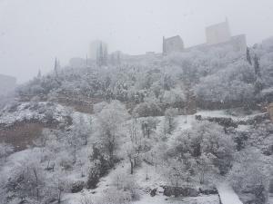 Espectacular imagen tomada bajo la Alhambra, en una de las más bellas estampas que dejará la nieve en Granada.