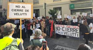 Concentración, este domingo, a las puertas del centro de salud Fortuny-Velutti.