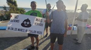 Acción de Ecologistas para denunciar los vertidos en la Costa.