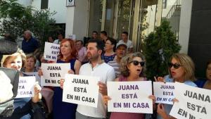 El alcalde de Maracena, y otros miembros de su gobierno, en una concentración de apoyo a Juana Rivas.