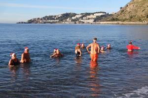 Tradición nórdica en Almuñécar: un baño en el mar el primer día del año.