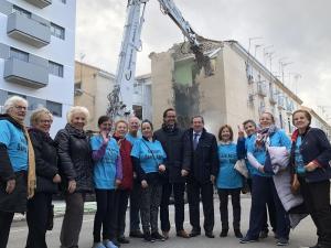 Vecinas de Santa Adela y detrás los trabajos de demolición.