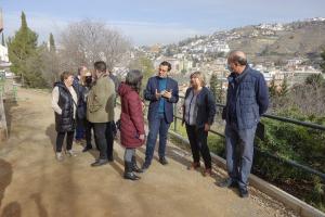 El alcalde, con vecinos del entorno, en la visita a la zona.