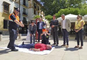 Simulación de atención con el desfibrilador del Paseo de los Tristes. 
