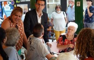 Imagen de archivo de Nuria Gutiérrez y Francisco Cuenca con mayores 