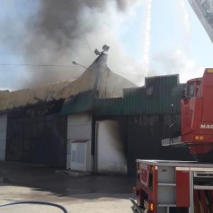 El incendio ha afectado también a las dos naves colindantes.