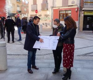 Cuenca, en la plaza del Boquerón con planos sobre las obras.