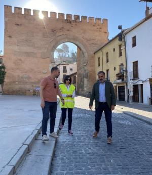 El concejal Jacobo Calvo observa el adoquinado restaurado. 