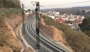 Algunos tramos en Loja aún están sin traviesas.