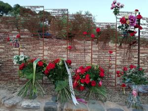Memorial a las víctimas tras la ofrenda floral del pasado año.