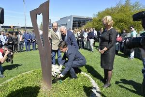 El alcalde, junto al primer teniente de alcalde, ha depositado un ramo de flores en la Plaza Víctimas del Terrorissmo.