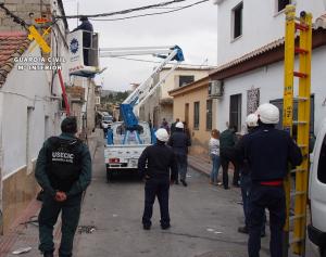 Desmontan conexiones ilegales de luz en la zona de El Barranco. 