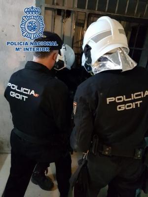 Agentes de la Policía Nacional en una entrada a una vivienda.