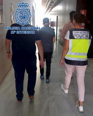 Agentes, con uno de los detenidos en la operación.