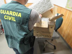 La Guardia Civil interceptó un paquete con más de 8 kilos de marihuana en una oficina postal.