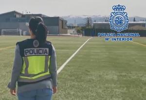 Una agente policial en una instalación deportiva.