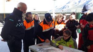 En el operativo participa un centenar de personas, entre agentes y voluntarios.