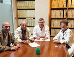 Firma ante notario del contrato de compraventa con los propietarios del solar.