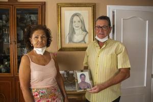 Antonio y Teresa, los padres de la joven María Teresa, desaparecida hace veinte años, en su domicilio junto al retrato de su hija.
