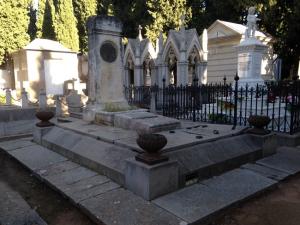 Panteón “General López Domínguez”, en el Cementerio de Granada. Hoy vacío. Los restos de sus ocupantes pasaron a una fosa común. Fue diseñado por Loyzaga.