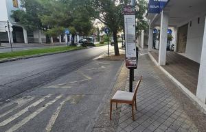 La silla junto a la parada de autobús en 