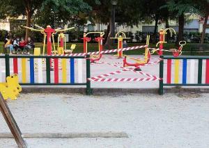 Parque infantil clausurado en el Zaidín.