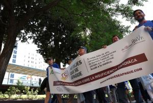 Participantes portan una pancarta con el lema 'No dejes que se apague'. 