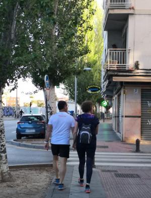 Una pareja pasea este sábado por la mañana por una calle de la capital.