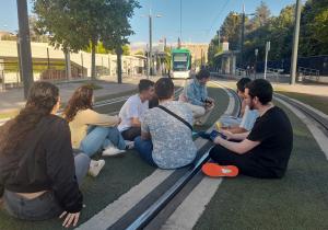 Estudiantes universitarios sentados en las vías del Metro durante el apagón, con un convoy al fondo detenidos.