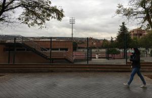 Una joven camina junto al complejo deportivo Núñez Blanca.