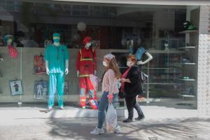 Dos mujeres, en una calle de Motril.