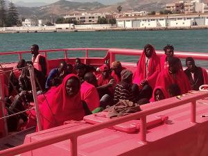 Salvamento Marítimo ha trasladado al Puerto de Motril a la treintena de personas rescatadas.