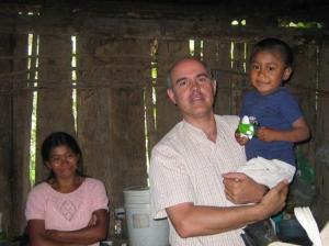 El sacerdote Patricio Larrosa durante su labor en Honduras. 