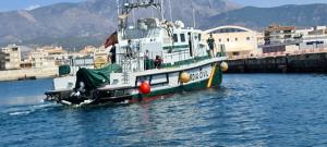 Patrullera de la Guardia Civil a su llegada al puerto.