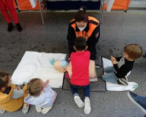 Actividad con niños de Protección Civil en un 'día sin coche'. 