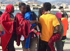 Algunas de las personas migrantes llegados ayer a Motril tras se rescatados en el mar.