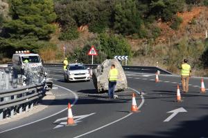 La enorme piedra, en la carretera.