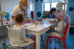 Pequeños hospitalizados, en la zon infantil de la ludoteca.