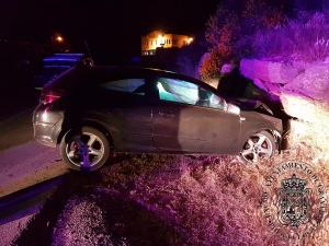 El vehículo se estrelló contra un talud en la salida hacia Campotéjar.