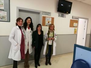 La alcaldesa de Las Gabias, con responsables del centro de salud.