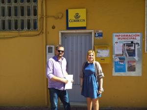 El teniente de alcalde y la concejala de Consumo, frente a una de las oficinas rurales de Correos en el municipio.