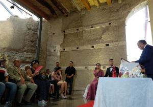 El alcalde oficia la boda en la Torre de la Alquería.