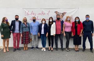 Sergio García Torres, cuarto por la izqda. con representantes municipales y de Diputación.