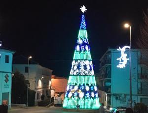 'Árbol' navideño iluminado en una de las calles del pueblo. 