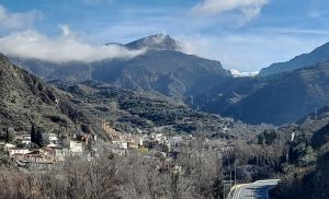 Vista de Monachil, con el pico Cerrajón al fondo. 