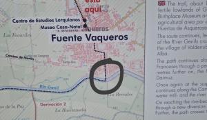 La línea de puntos señala el itinerario de la ruta, que cruza el río Genil en un punto donde no hay puente. 