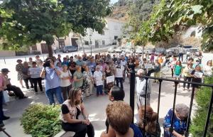 Concentración vecinal en la puerta del consultorio este viernes. 