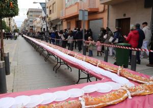 Vecinos acuden a degusar el roscón solidario.